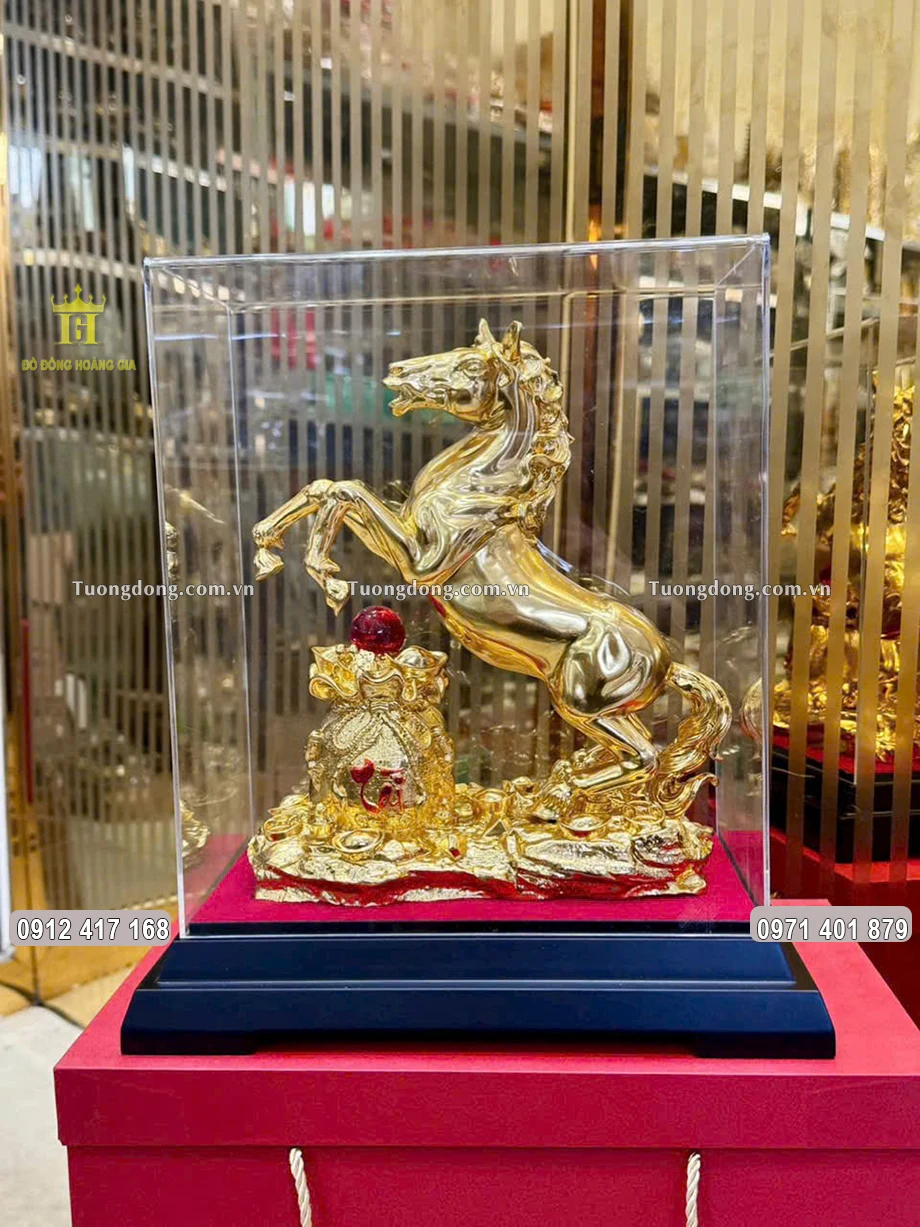 Toàn bộ bề mặt được dát vàng 24K sang trọng